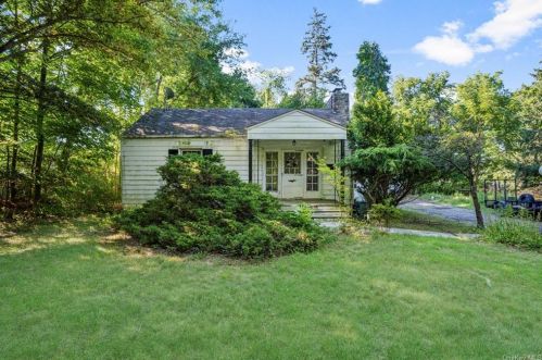 168 Westlake Dr, Valhalla, NY 10595-1207