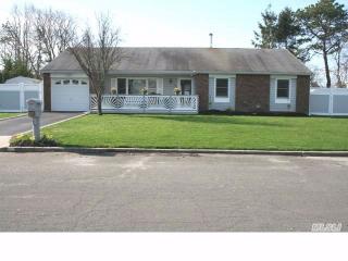 52 Sequoia Way, Holbrook, NY 11741-5607