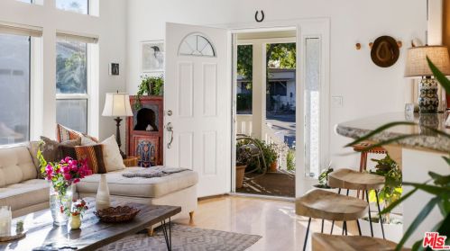 154 Navajo Ln, Topanga CA  90290-4451 exterior