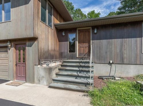 26 Woodbridge Rd, Bristol, CT 06010-2371