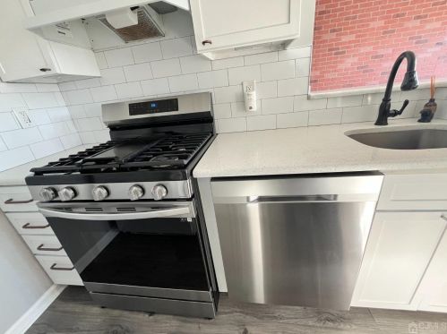 17 Lear Ct, East Brunswick NJ  08816-1863 exterior