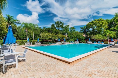1009 Lake Avoca Pl, Tarpon Springs, FL 34689-7113