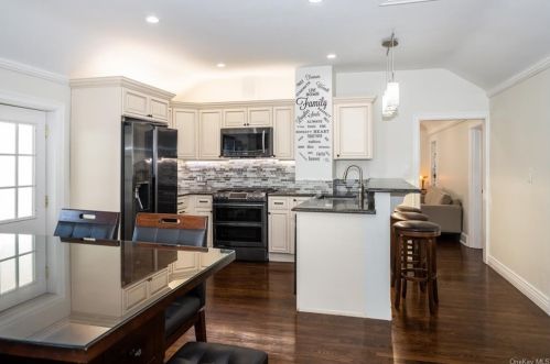 86 Parkway Cir, Scarsdale NY  10583-5420 exterior
