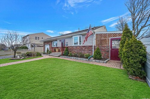 1012 Thompson Dr, Bayshore, NY 11706-6207