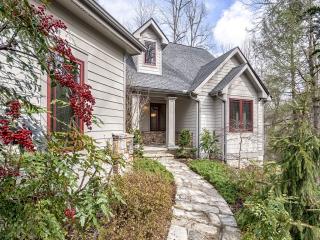 439 Dunroy Dr, Hendersonville, NC 28739-5310