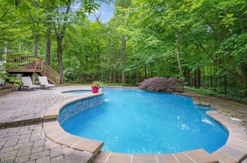 8 Forest View Dr, Martinsville NJ  08836-2039 exterior