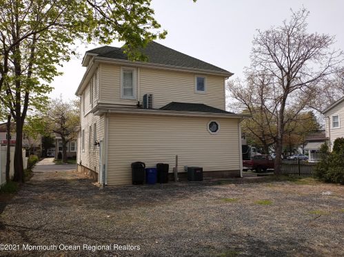 35 Bridge Ave, Tinton Falls, NJ 07701-1043