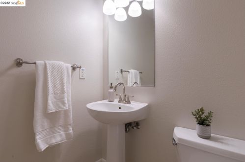 115 Glashaus Loop, Oakland CA 94608-1298 exterior