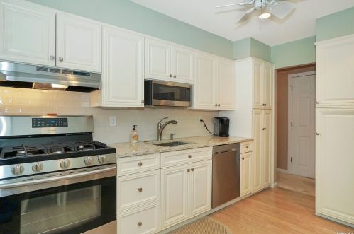 22 Ellen Pl, San Remo NY  11754-3606 exterior