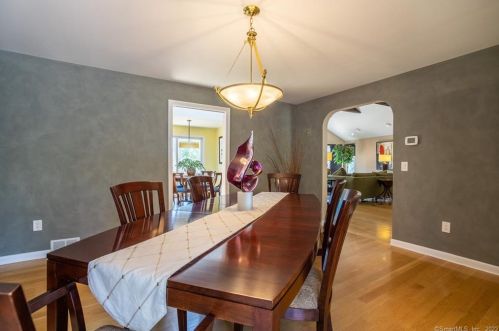 9 Stuart Dr, Bloomfield CT 06002-1524 exterior