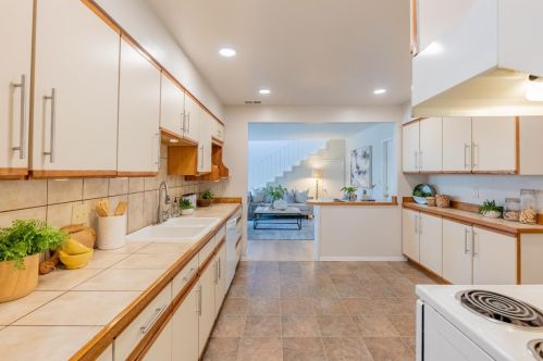 1069 Homestead Rd, Sunnyvale CA  94087-5156 exterior