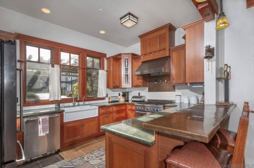 1517 10th St, San Diego, CA 92118-2903