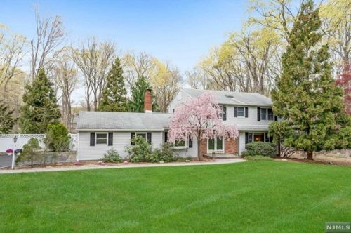 15 Raeben Ave, Oakland, NJ 07436-3816