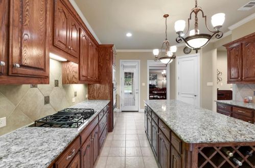 2209 Roadrunner Dr, Lewisville TX  75022-7885 exterior