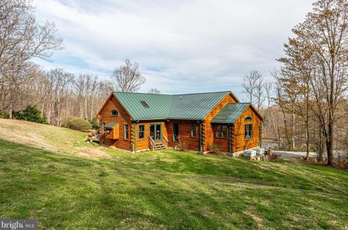 3714 Mountain Rd, Haymarket VA  20169-1739 exterior