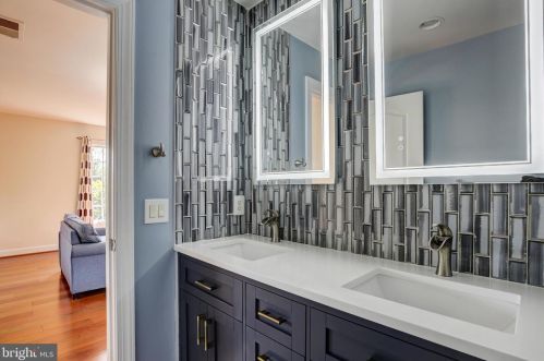 20405 Crimson Pl, Leesburg VA 20175-6362 exterior