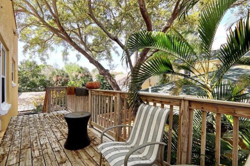 920 16 Ave, Saint Petersburg FL  33707-4113 exterior