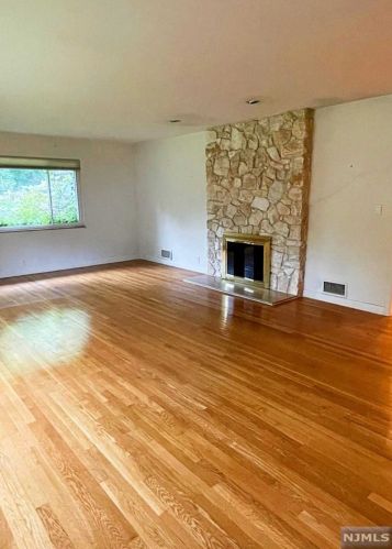 95 Dana Pl, Englewood, NJ 07631-3629