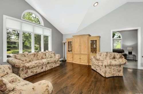 3 Lorijean Ln, Elwood NY  11731-4009 exterior