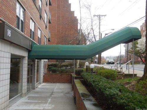 16 Lake St, White Plains, NY 10603-3852