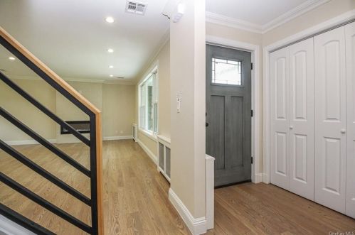 43 Gladstone Rd, New Rochelle, NY 10804-1212