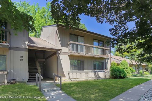 31 Claremont Ct, Tinton Falls, NJ 07701-5418