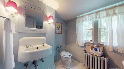 541 Lincoln St, New Britain CT 06052-1802 exterior