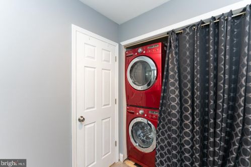 281 Chelsea Cir, Newtown Square PA  19073-2104 exterior