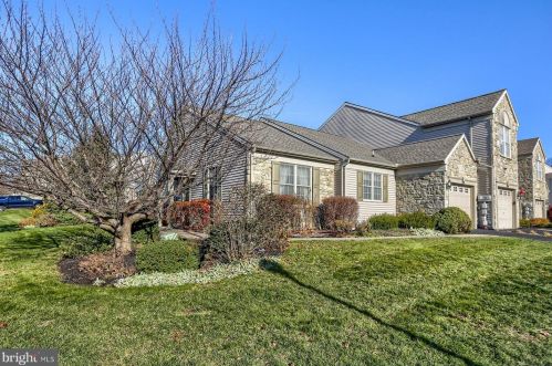 1967 Deer Run Dr, Hummelstown, PA 17036-7052