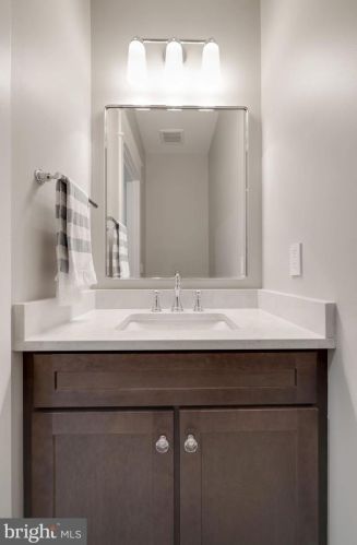 1044 Manning St, Great Falls VA  22066-1922 exterior