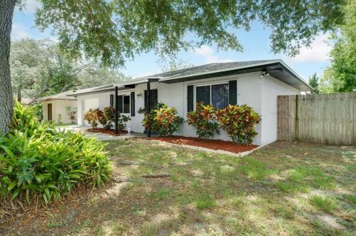 6872 Compass Ct, Orlando, FL 32810-3654