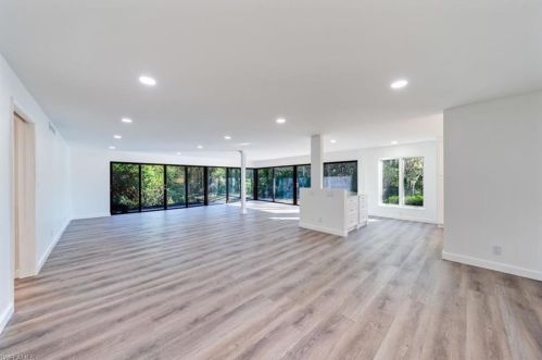 101 Clubhouse Ln, Naples, FL 34105-2942