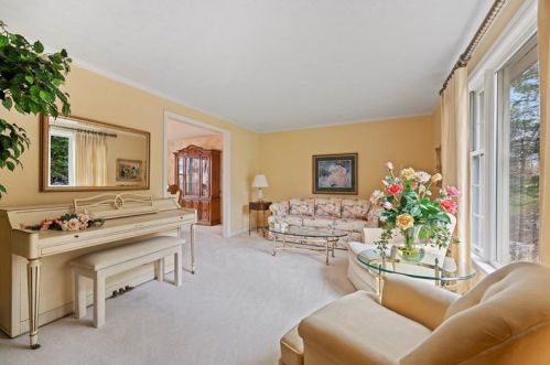 568 Aljo Dr, Pittsburgh, PA 15241-2057