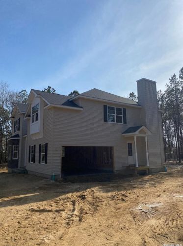 8 9th St, Center Moriches, NY 11934-1100