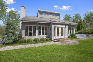 588 Pleasure Dr, Northampton, NY 11901-4924