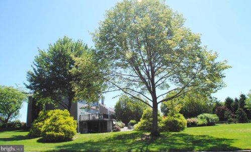 27 Cathleen Dr, Southampton, PA 18954-1449
