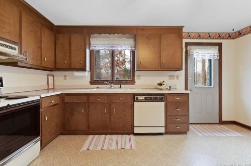 8 Highland Ave, Moodus, CT 06469-1153