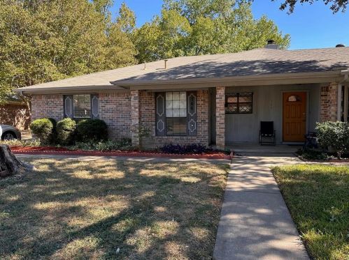 766 Little Creek Dr, Euless, TX 76039-3456