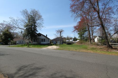 490 Godfrey Lake Dr, Bricktown, NJ 08724-1567