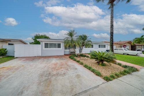 7877 14th Ct, Hialeah, FL 33014-3356