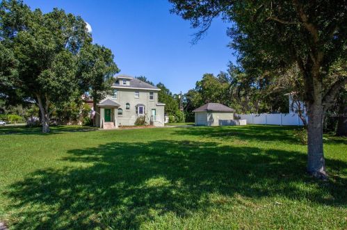 5297 Huntington St, Saint Petersburg, FL 33703-1913