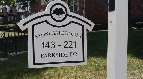 187 Parkside Dr, Airmont, NY 10901-7854