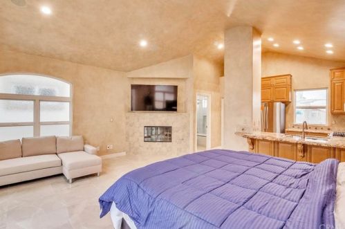 1612 Pacific Coast Hwy, Huntington Beach CA  92648-4434 exterior