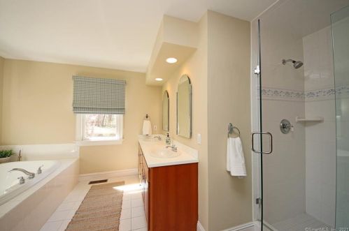 26 Oak Knoll Rd, Ridgefield CT  06877-4334 exterior