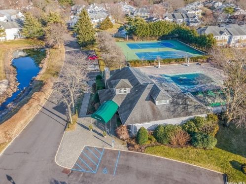 129 Lakebridge Dr, San Remo NY  11754-3952 exterior