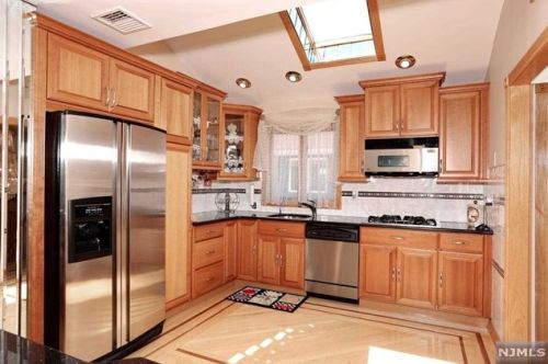 19 Elmhurst St, Elmwood Park, NJ 07407-1320