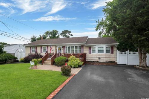 172 Wagon Ln, South Setauket, NY 11720-2502