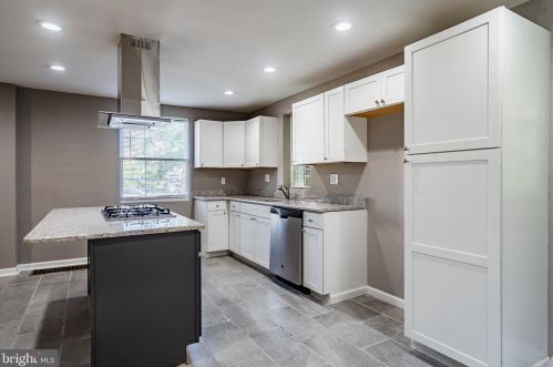 156 Riverview Dr, New Castle DE  19720-2732 exterior