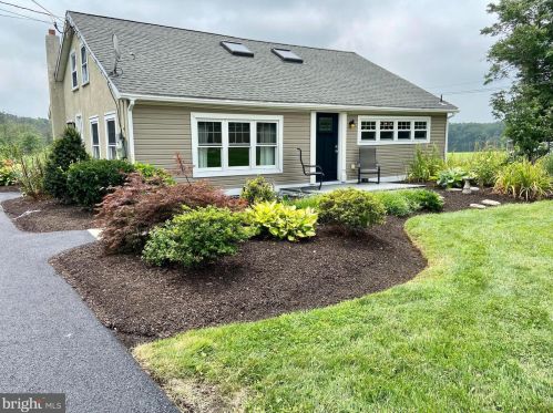 1072 Snyder Rd, Perkiomenville, PA 18074-9538