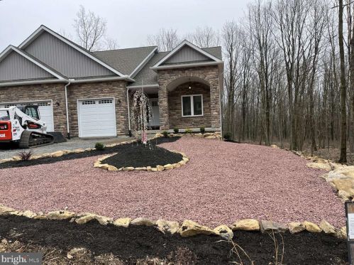 46 Pebble Beach Dr, Hazle Township, PA 18202-9568